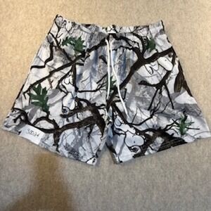 Peanuts Snoopy Winter Tree Camo Shorts Mens Medium White Gray All Over Print
